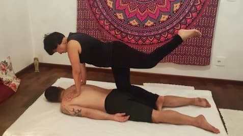 Sala de prática do Instituto Deva em Campinas durante aula de massagem tântrica